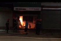 Chập điện máy tính, cửa hàng điện thoại cháy ra tro