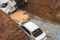 Hãi hùng container húc bay dải phân cách, đâm hàng loạt xe con