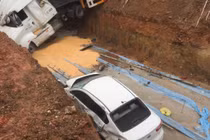 Hãi hùng container húc bay dải phân cách, đâm hàng loạt xe con