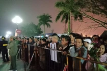 Video: Hàng nghìn người “trèo rào”, xô đẩy vào đền Trần dâng lễ xin ấn