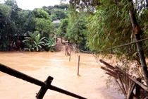 Mưa lũ “khủng khiếp”: 4 người chết, hàng nghìn ngôi nhà đổ sập, hư hại