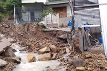 Mưa lũ gây thiệt hại khủng khiếp ở Khánh Hòa: 17 người chết, mất tích