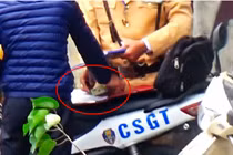 CSGT nghi "làm luật" như ảo thuật có phạm tội nhận hối lộ?