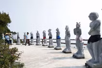 “Cha đẻ” vườn tượng 12 con giáp phải...đóng khố, mặc quần nói gì?