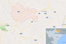 Xe đầu kéo mắc kẹt ngang đường, dân chui qua gầm để di chuyển