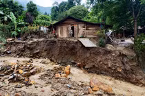 Số người thương vong do mưa lũ “khủng khiếp” liên tục tăng