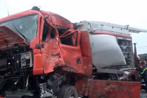 Xử lý thế nào vụ xe cứu hỏa chạy ngược chiều va chạm xe khách?