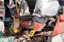 Thanh Hóa: Xe cứu hộ đâm xe tải lao nhà dân, 3 người bị thương