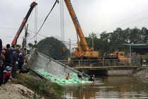 Va chạm kinh hoàng, xe tải lao xuống kênh, tài xế tử vong