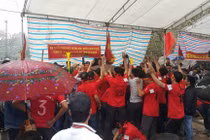 Pháo nổ “tung trời” hội Côn Sơn-Kiếp Bạc, hàng trăm người hò reo phấn khích