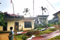 Dông lốc khủng khiếp ở Quảng Ngãi khiến 117 căn nhà bị thiệt hại