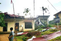 Dông lốc khủng khiếp ở Quảng Ngãi khiến 117 căn nhà bị thiệt hại
