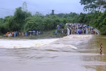 Mưa lũ gây thiệt hại lớn tới mức nào ở miền Trung?