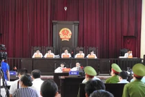 Xét xử bác sĩ Lương: Ngỡ ngàng yêu cầu của gia đình các nạn nhân