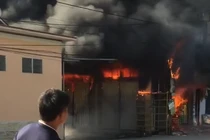 Cháy tiệm tạp hóa ở Hải Phòng, khói đen kịt một vùng trời