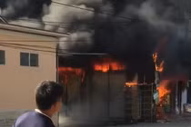 Cháy tiệm tạp hóa ở Hải Phòng, khói đen kịt một vùng trời