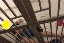 Kinh hãi phát hiện em trai chết giữa nhà, cổ có vết cứa sâu