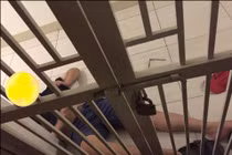 Kinh hãi phát hiện em trai chết giữa nhà, cổ có vết cứa sâu