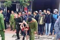 Đối tượng “ngáo đá” dùng kéo tự đâm vào bụng