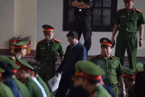 Ông Phan Văn Vĩnh đến tòa với "túi hồ sơ" trên tay 