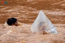 Điện Biên: Vì sao học sinh Huổi Hạ phải chui túi nilon qua suối?