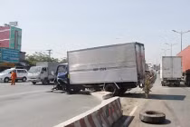 Xe tải rơi bánh, lao sang làn đường ngược chiều