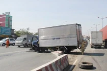 Xe tải rơi bánh, lao sang làn đường ngược chiều