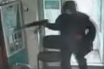 Khống chế con tin, đấu súng với cảnh sát