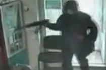 Khống chế con tin, đấu súng với cảnh sát