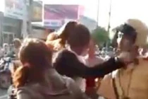 Gái trẻ đánh cảnh sát từ đường đến trụ sở công an