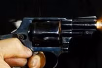 Bị từ chối yêu, nổ 2 phát súng gây rúng động dân cư?