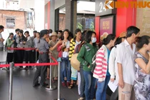 Dân nghèo Sài Gòn xếp hàng ăn "bánh quý tộc" miễn phí