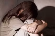 Bé gái 10 tuổi dùng điện thoại quay phim tố cáo “quỷ râu xanh“