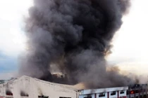 Nhà kho hàng ngàn m2 sập đổ sập sau hỏa hoạn