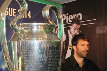 Nistelrooy "lái" du thuyền cập bến sông SG... giao lưu fan 