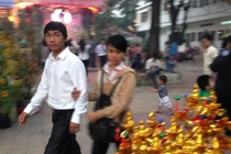 Rằm xuân trùng lễ tình nhân, cặp đôi rủ nhau đi chùa