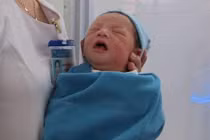 Bé 2 tuổi khóc thét nhìn mẹ đẻ rơi em giữa công viên