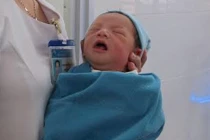 Bé 2 tuổi khóc thét nhìn mẹ đẻ rơi em giữa công viên