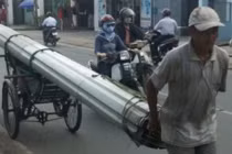 Người dân TP HCM khốn đốn vì nắng nóng gay gắt