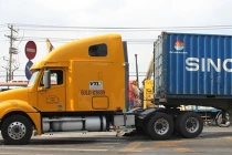 Cha ngã quỵ nhìn con trai chết dưới bánh xe đầu kéo