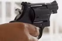 Dùng súng cướp tài sản táo tợn như trong phim