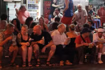 “Tây balô lăn lóc” trên vỉa hè Sài Gòn, Hà Nội