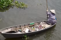 Bé 4 tuổi ôm lục bình trôi 10km trên sông Hậu