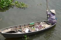 Bé 4 tuổi ôm lục bình trôi 10km trên sông Hậu