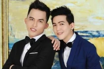 “Tuần trăng mật” của 2 chàng trai miền Tây vừa kết hôn