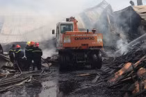 Cháy lớn thiêu rụi xưởng gỗ giữa khu dân cư