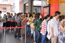 Dân nghèo Sài Gòn xếp hàng ăn "bánh quý tộc" miễn phí