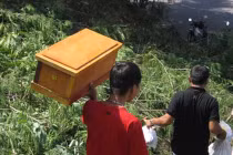 Đau lòng xác trẻ sơ sinh bị vứt dưới kênh