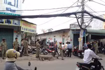 Hàng chục cảnh sát đang vây nhà trọ giải cứu người phụ nữ