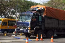 Cảnh sát cơ động, CSHS... tham gia “xử” xe quá tải 24/24h